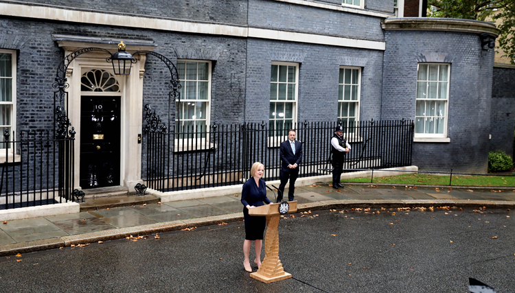 因涉嫌「嚴重不當行為」 英國貿易大臣被解職