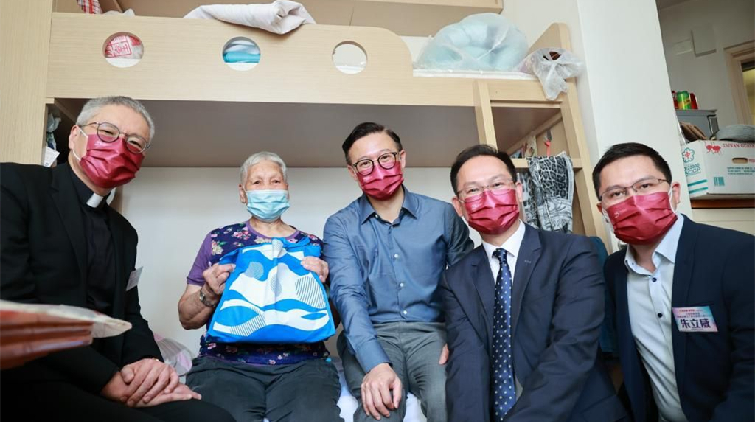 管浩鳴陳學鋒石排灣邨聯合辦事處開幕 與張國鈞等探訪長者戶