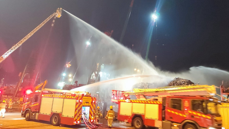 油麻地避風塘躉船突然起火 暫無人受傷