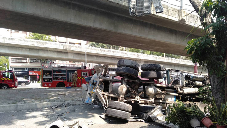 高雄水泥車撞破高架護欄墜落 駕駛员命危
