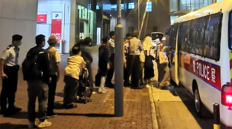 深水埗警區「犁庭掃穴」連掃兩間無牌吧 拘82人最大82歲