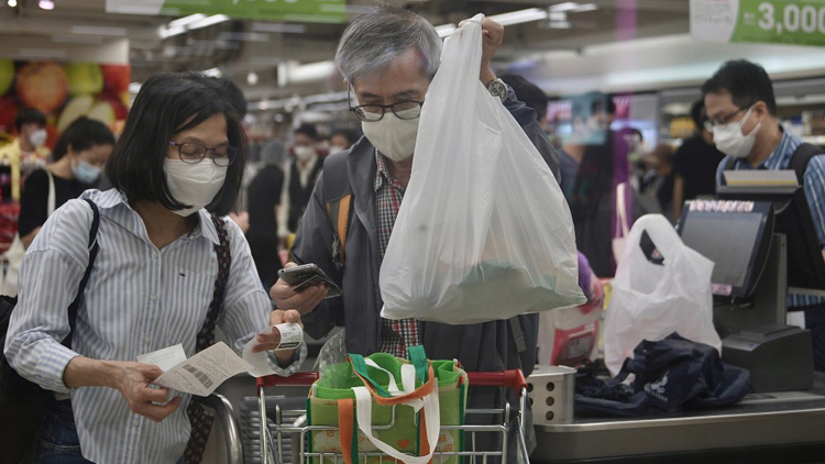 政府擬上調膠袋徵費至每個1元 有議員倡收兩元