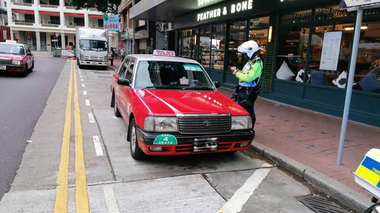 警方港島打擊阻礙學童上落校巴違泊行為 發343告票拖走5車