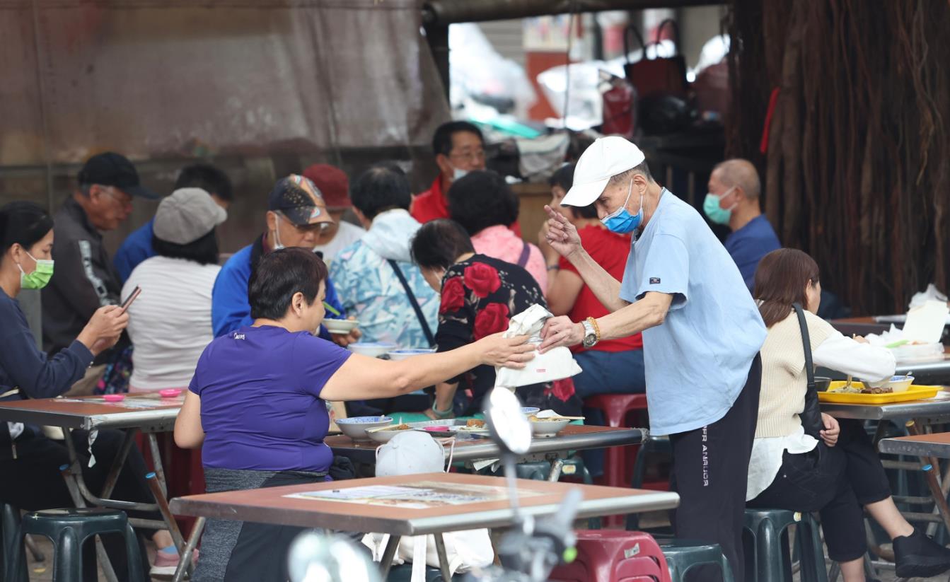 台灣新增26357例確診病例 下月7日起放寬多項防疫措施