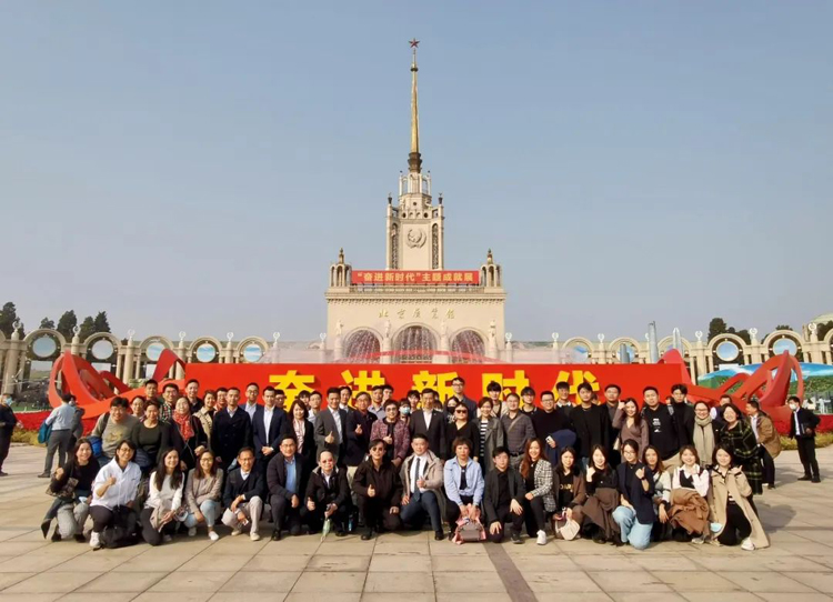 香港駐京辦主任與在京港人、港生及港企代表參觀「奮進新時代」主題成就展