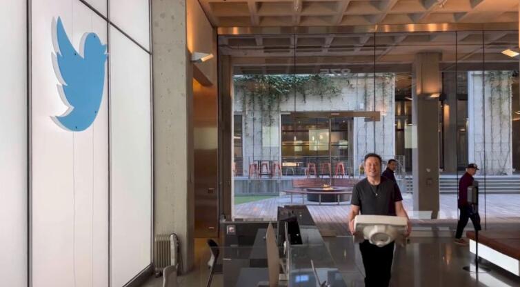 馬斯克突現身Twitter總部 更改頭銜暗示成功入主