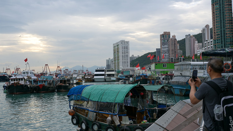 政府為聘有內地漁工的漁船或收魚艇提供8萬元資助