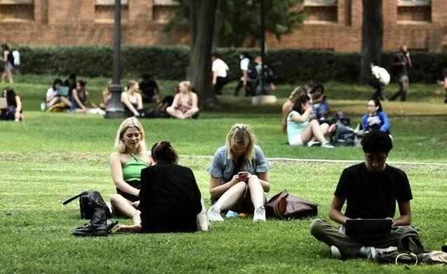 美媒：近80%的受訪者認為美國處於「失控」狀態