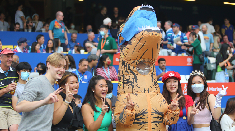 有片 | 七欖球迷載歌載舞 大玩「人浪」場面熱鬧