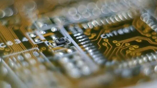 阿里巴巴等中資芯片商「自救」 據報調低芯片運算力避美國出口限制