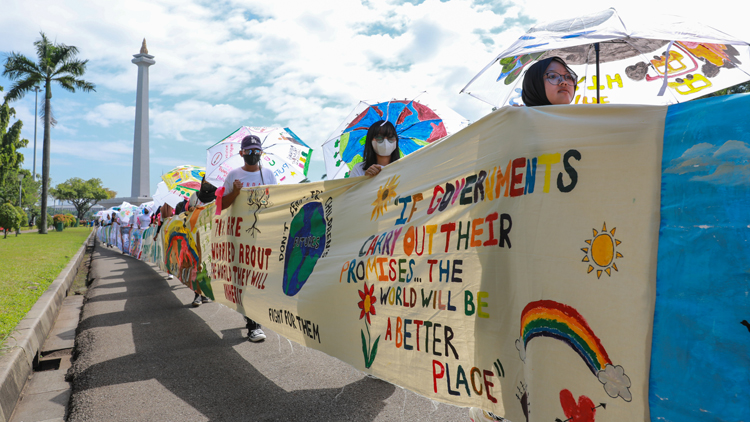 救助兒童會於印尼展示220米橫額 冀世界領袖克服氣候危機和兒童貧困