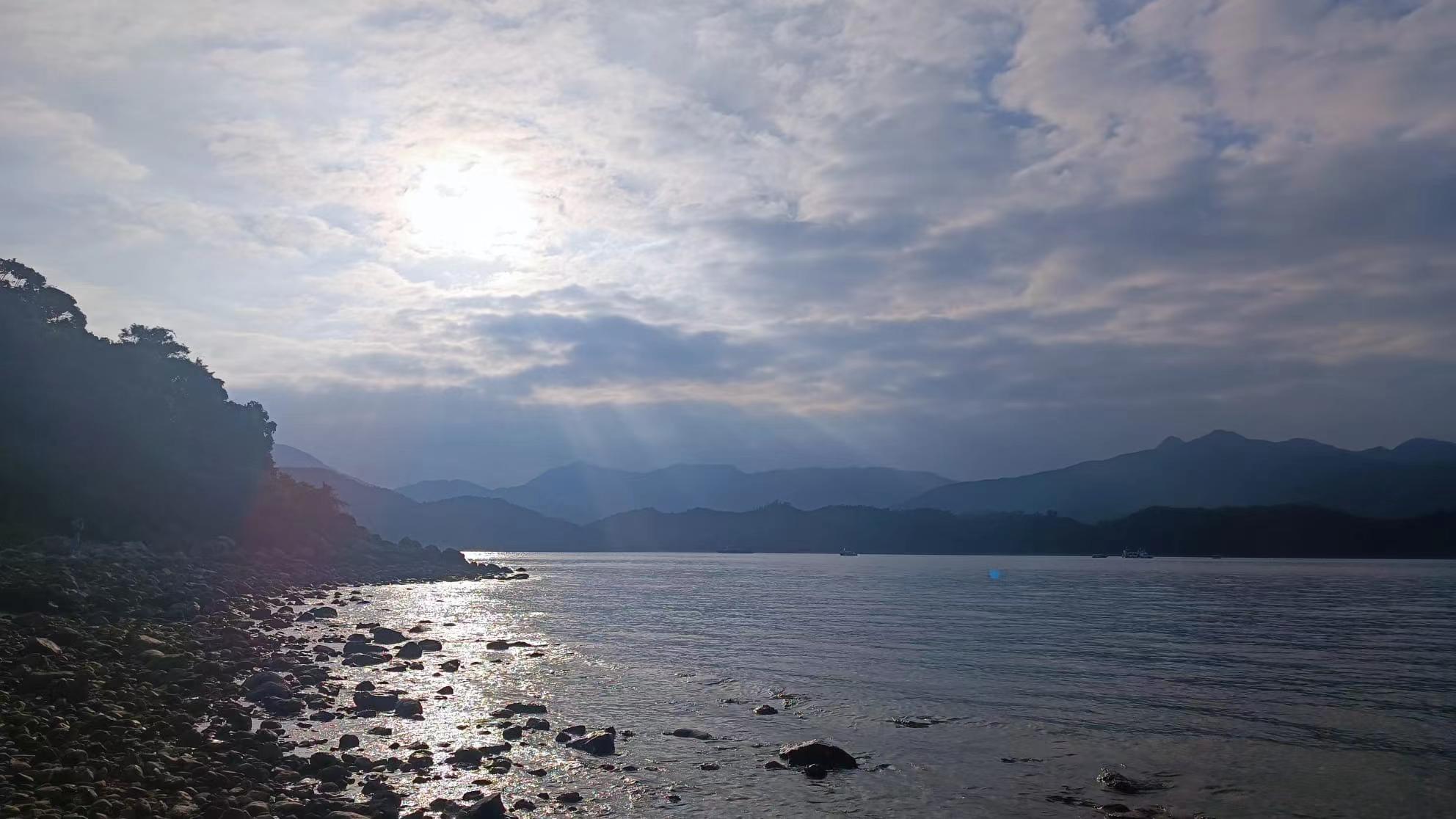 圖集 | 西貢橋咀島罕見連島沙洲火成岩景致 吸引遊客打卡