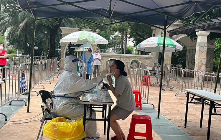 廣州16日新增8761例本土感染者 公布2例重症病例