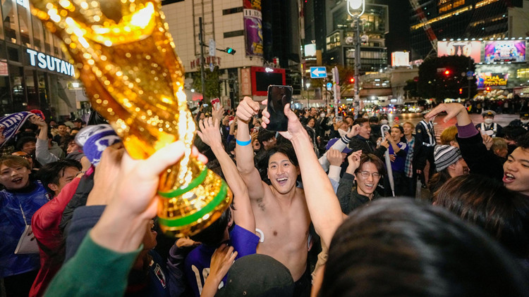 日本萬名球迷瘋狂慶祝 大批防暴警察維安