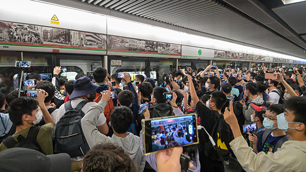 港鐵觀塘線國產新列車今開出 大批鐵路迷趕搭頭班車