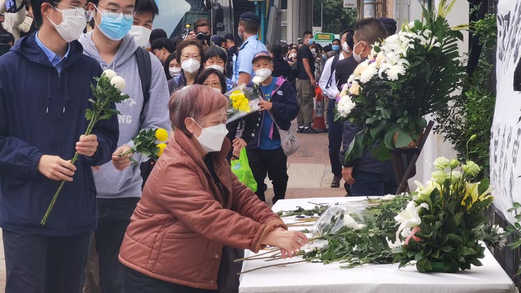 有片 | 【圖集】香港社會各界深切悼念江澤民 數千市民獻花悼念