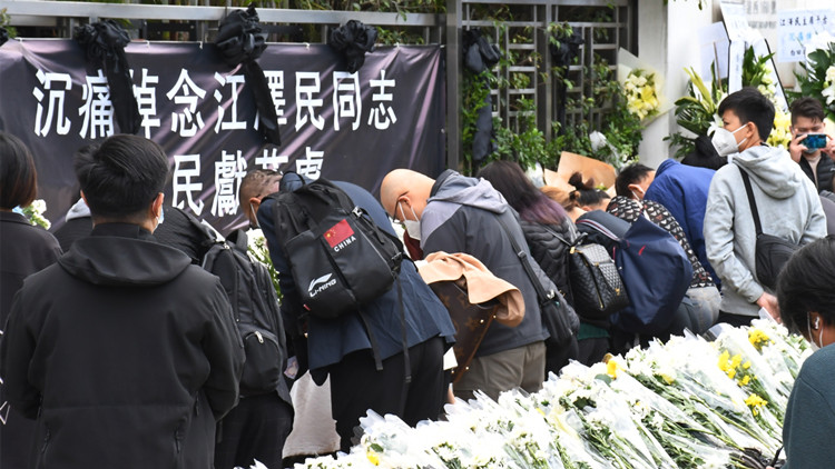 圖集 | 大批政商界人士及市民陸續到中聯辦弔唁江澤民