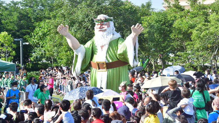 圖集｜西九巨型木偶「出巡」 吸引大批學生到場欣賞