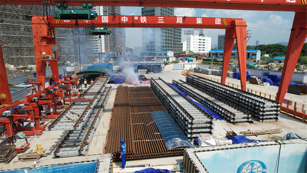 穗地鐵兩條在建新線齊鋪軌