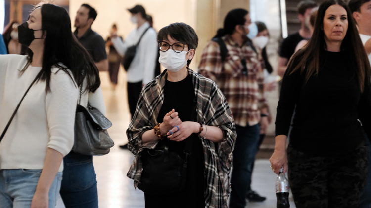 三重疫情肆虐 美國衛生官員建議在室內戴口罩