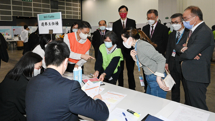 曾國衞及陸啟康灣仔會展視察選委會補選票站模擬演練