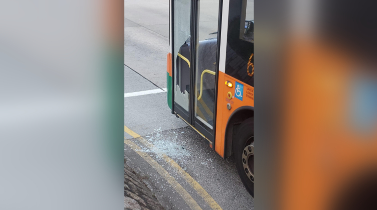 無戴口罩被拒上巴士 將軍澳六旬婦擲石爆車門今被捕