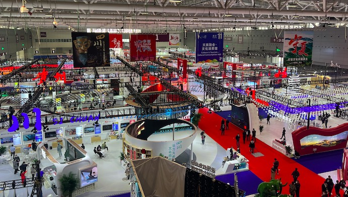 ​記者探館文博會：香港傑出文創青年參展 「紫荊花開」競相打卡