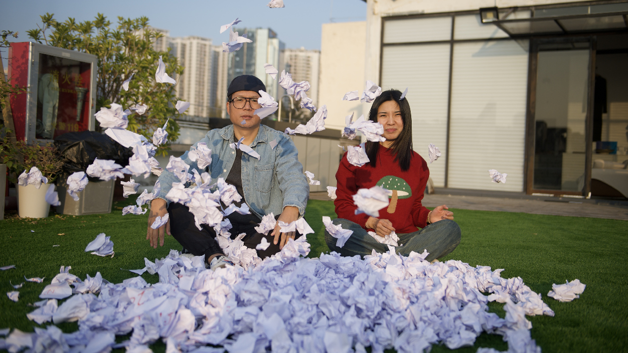 尹小龍、陳紅羽合創《告別2022》行為藝術