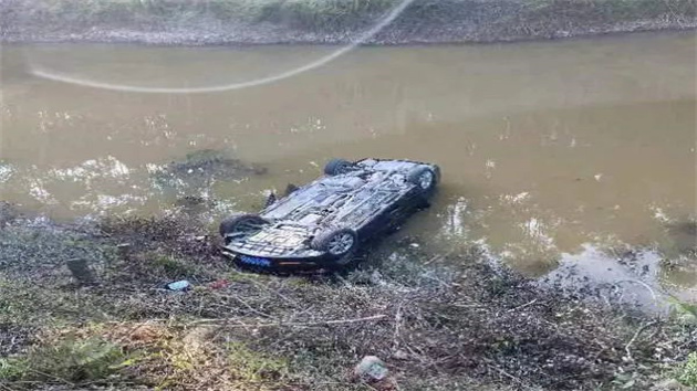 廣東茂名：轎車側翻墜河，他徒手掰開車門救回五人！