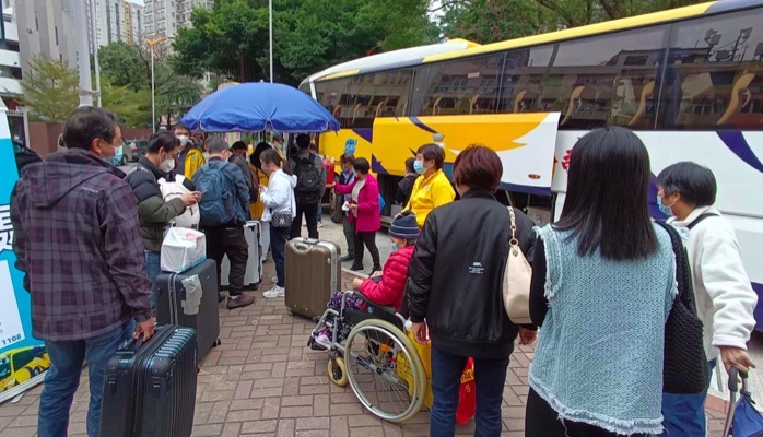 香港前往文錦渡口岸人流漸增 市民需輪候購票上車