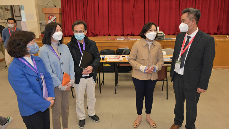 麥美娟巡視村代表選舉投票站 籲所有合資格選民齊來投票