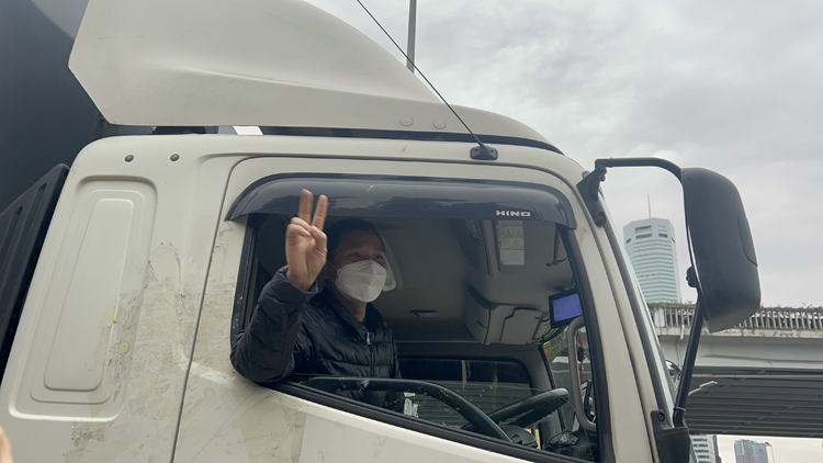 文錦渡張燈結彩 迎接通關首日 跨境貨車司機盼常回家看看