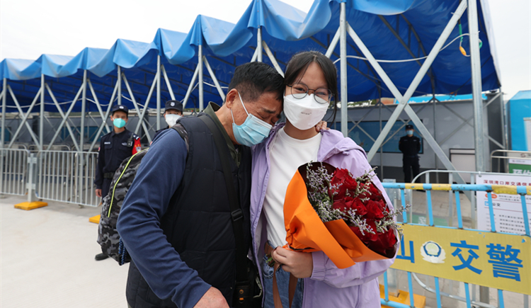 有片 | 這個擁抱等了太久！1065天，見證久別重逢的喜悅