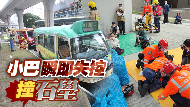 司機疑突然昏迷 觀塘小巴上演生死時速釀12傷