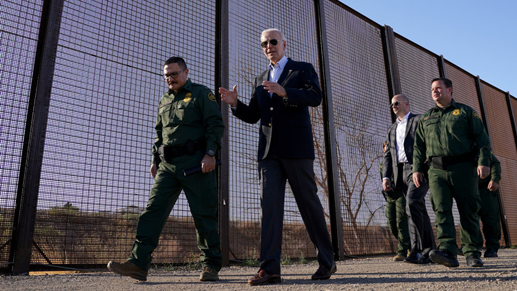拜登上任後首訪美墨邊境收到控訴信