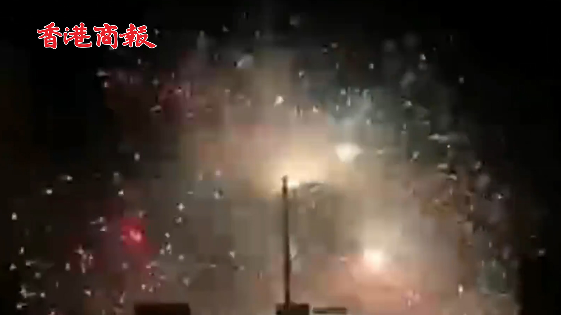 有片丨烏克蘭哈爾科夫煙花倉庫遭襲 夜空出現漫天煙花