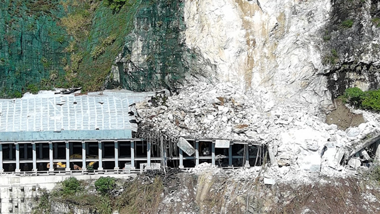 台灣東部主要交通幹線因嚴重坍方中斷