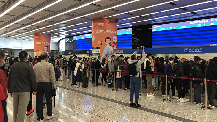 高鐵車票站內發售 逾百人排隊秩序暢順