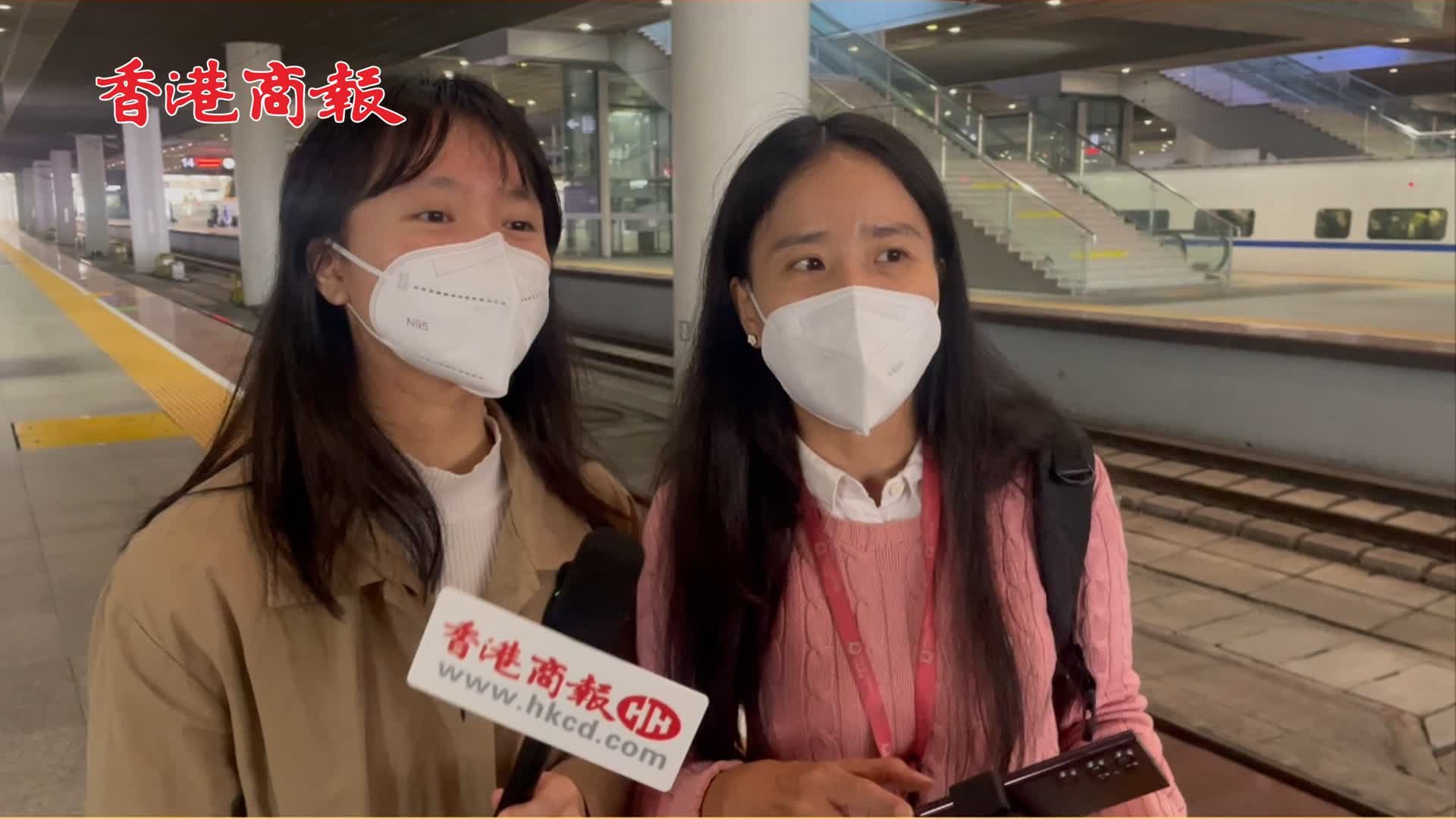 有片｜直擊廣深港高鐵復運 本報港深記者高鐵會師 熱情相擁