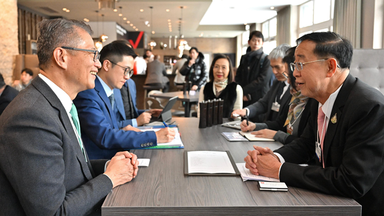 陳茂波達沃斯晤多名政商界領袖 介紹香港復最新常情況及發展機遇