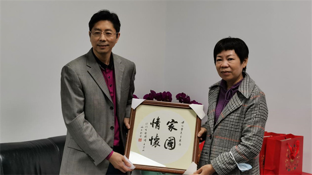 粵江僑聯贈送書法作品慰問梁向榮慈善基金團隊