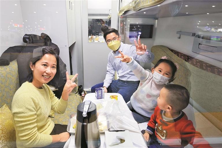 熟悉的春運回來了！記者走訪深圳各車站記錄人們踏上歸途的溫暖瞬間