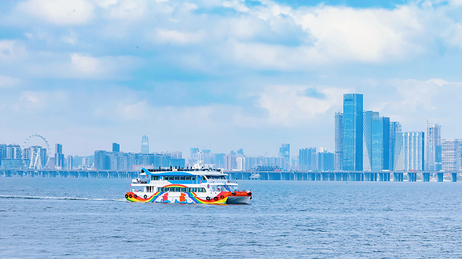 海上彩虹號化身「花燈遊船」與乘客海上「鬧」新春