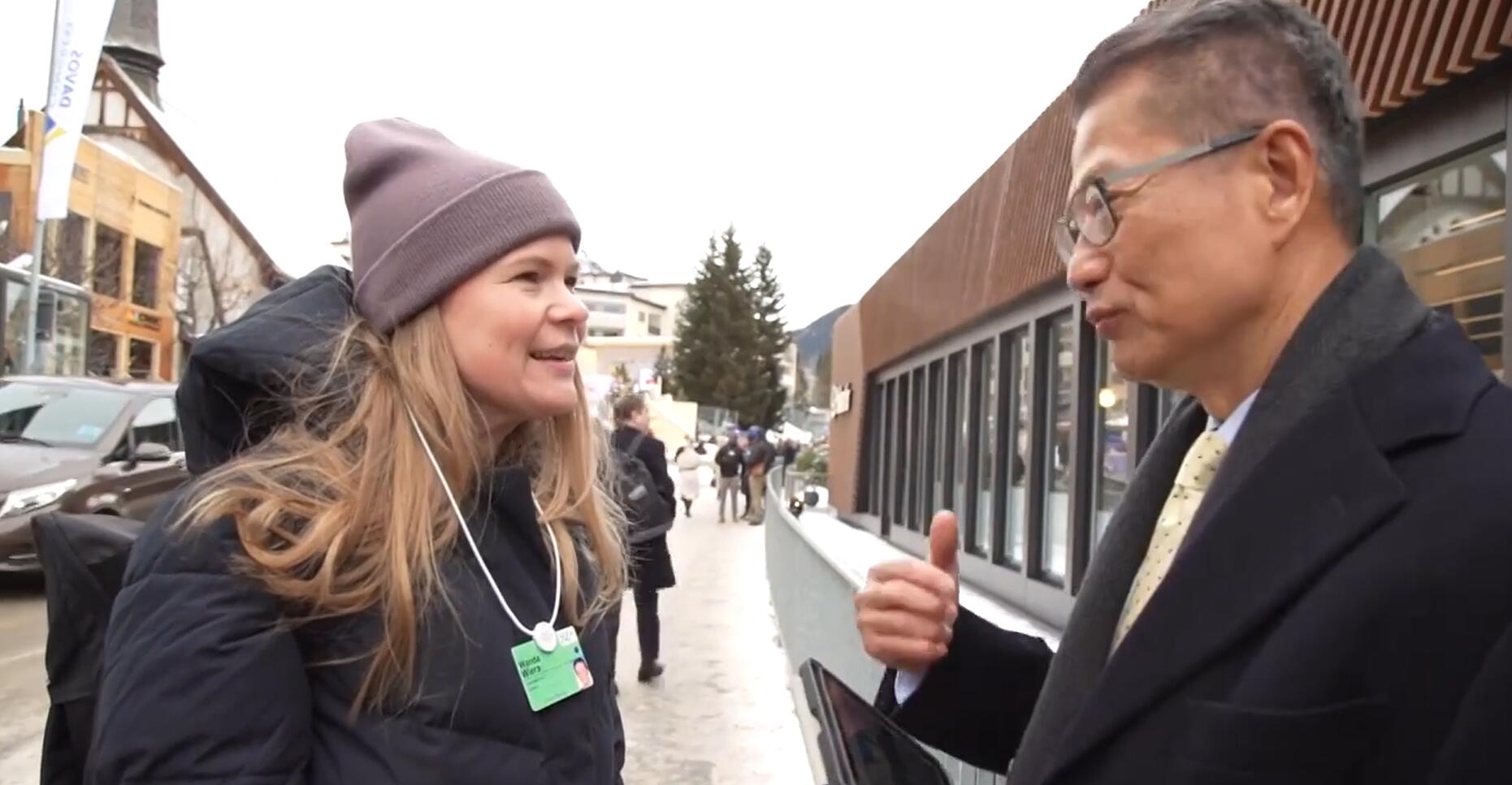 有片 | 陳茂波瑞士街頭說好香港故事
