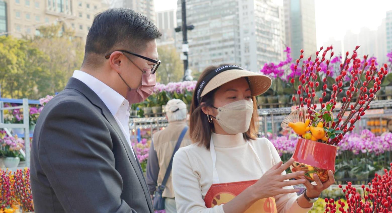 送虎迎兔 鄧炳強逛年宵買定年花迎新春