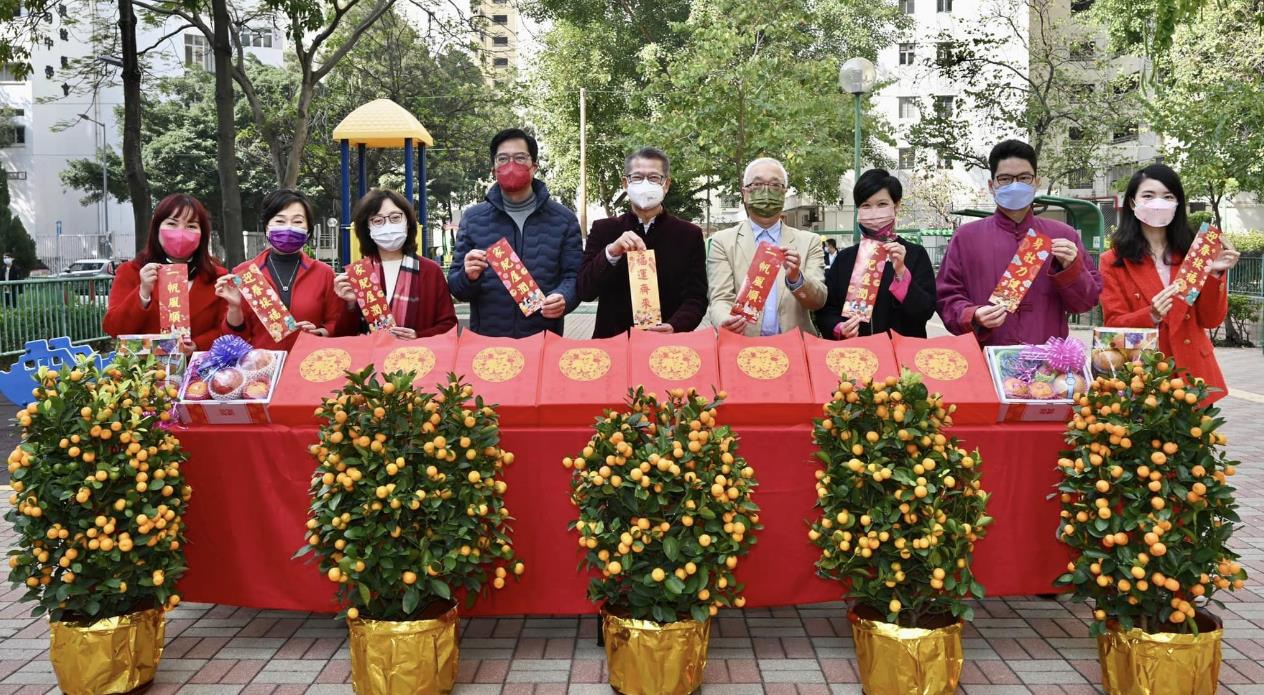 特區高官兔年首日落區送暖送祝福