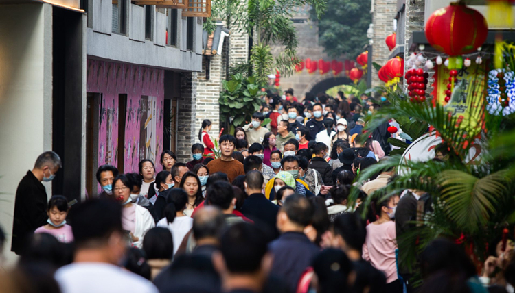 商圈人潮如織，鵬城年味十足