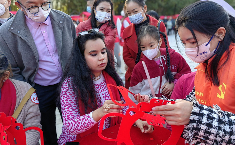 逛花市、貼春聯、包餃子……外國人在深圳感受濃濃年味兒