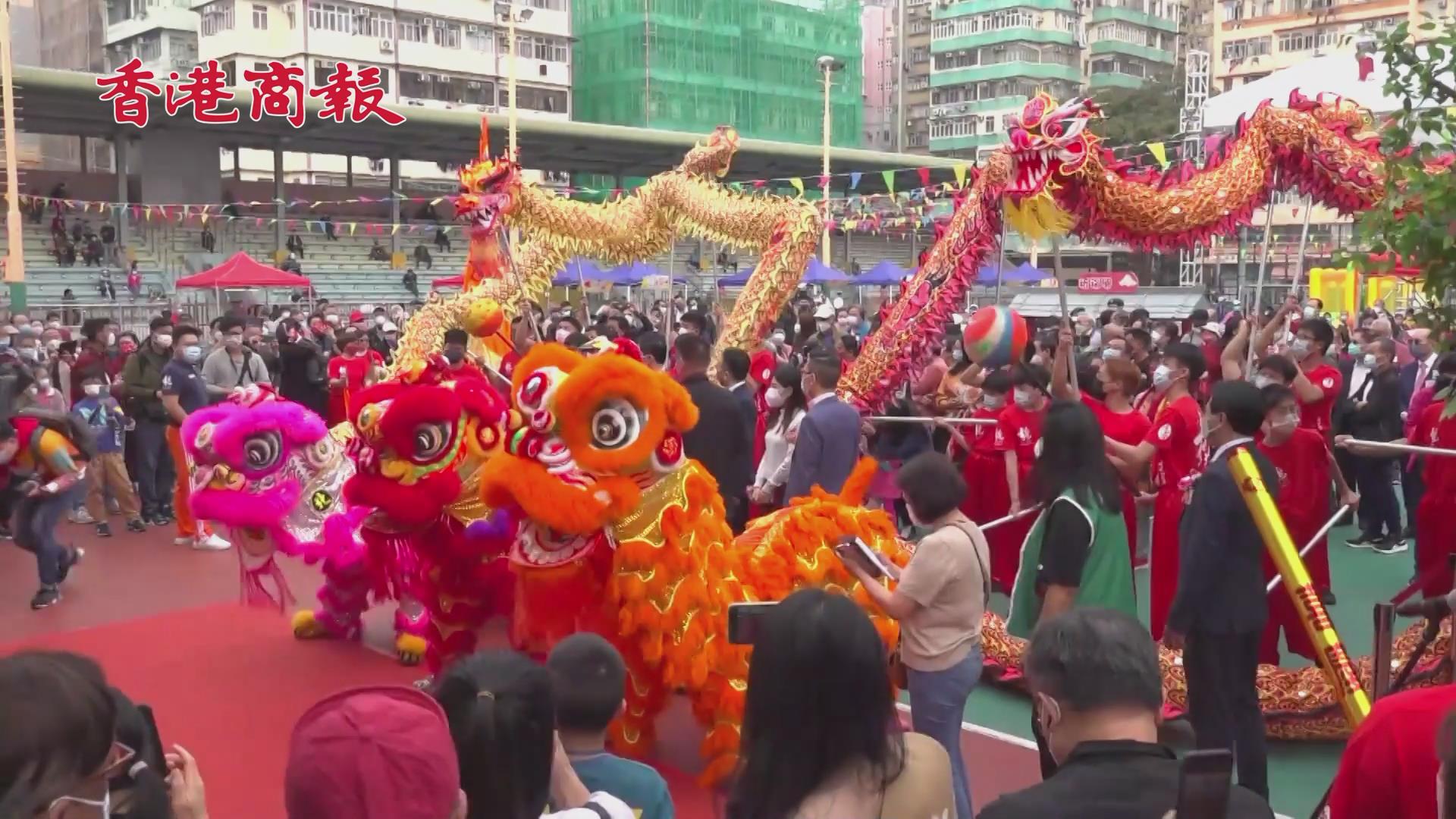 有片丨金龍巡遊賀新歲 香港市民慶新年