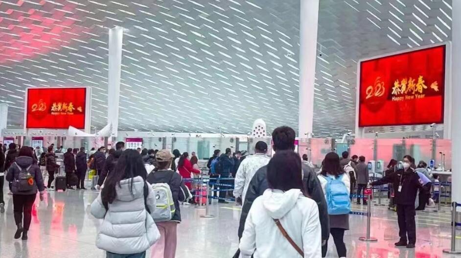 深圳機場單日客流突破13萬人次